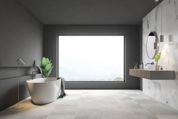 Серый и мраморная ванная комната, ванна и раковина — стоковое фото