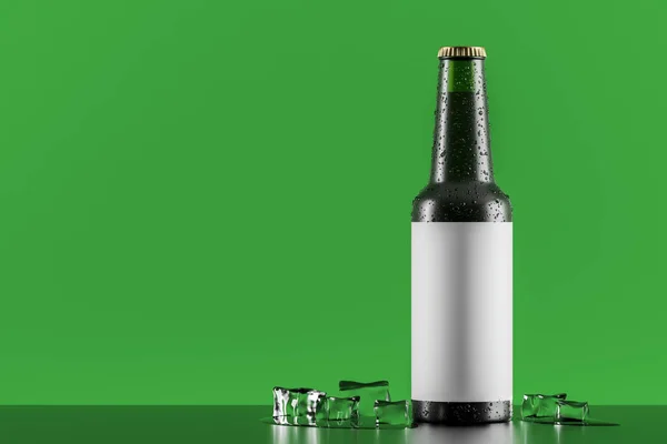 Botella de vidrio con hielo sobre fondo verde — Foto de Stock