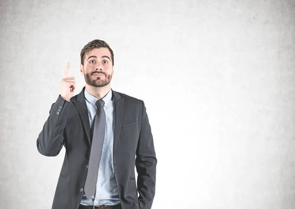 Businessman has idea, concrete wall — Stock Photo, Image