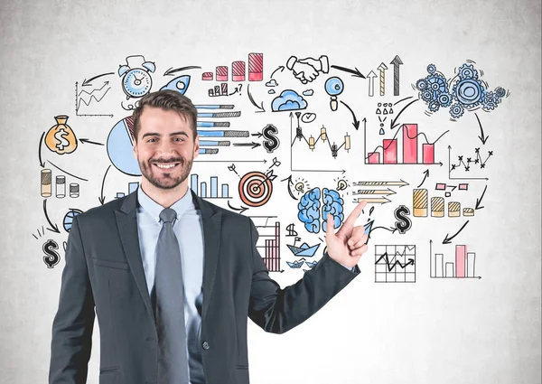 Un hombre de negocios sonriente que apunta a la estrategia empresarial —  Fotos de Stock