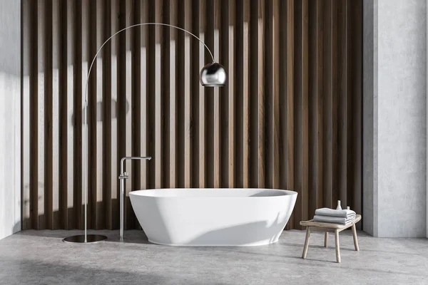 Intérieur salle de bain en bois avec baignoire — Photo