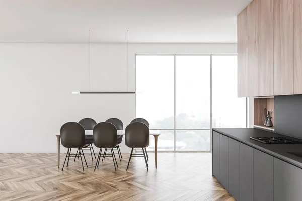 Uzun tablo ile gri mutfak tezgahı mutfak — Stok fotoğraf