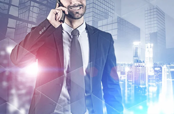 Hombre de negocios sonriente en el teléfono inteligente en la ciudad de noche —  Fotos de Stock