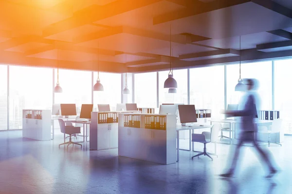 Man in de witte panoramisch office hoek — Stockfoto