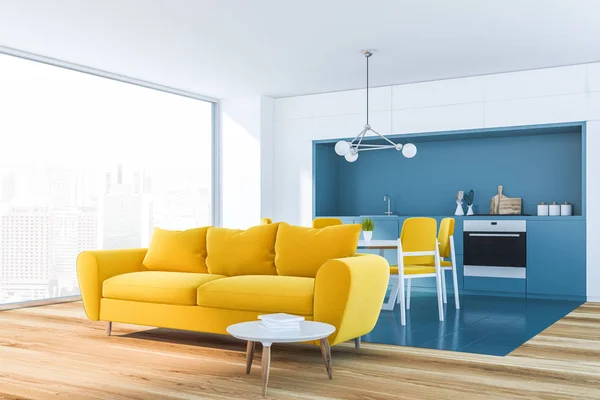 Белый уголок гостиной, желтый диван — стоковое фото