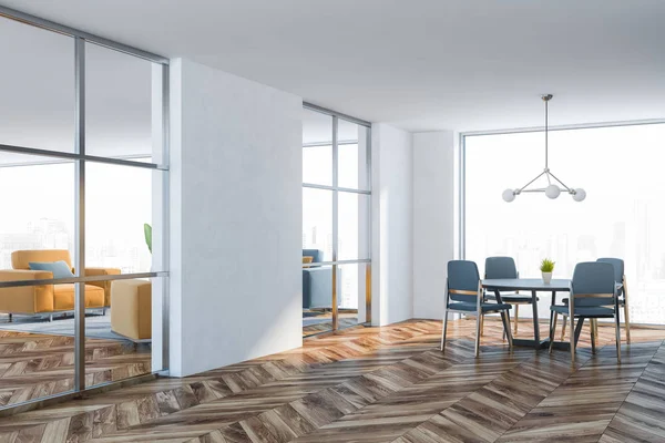 Salle à manger blanche avec parquet — Photo