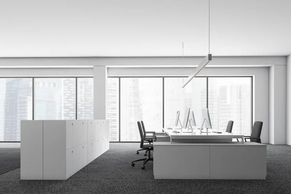 Zijaanzicht van witte kantoor met kluisjes — Stockfoto