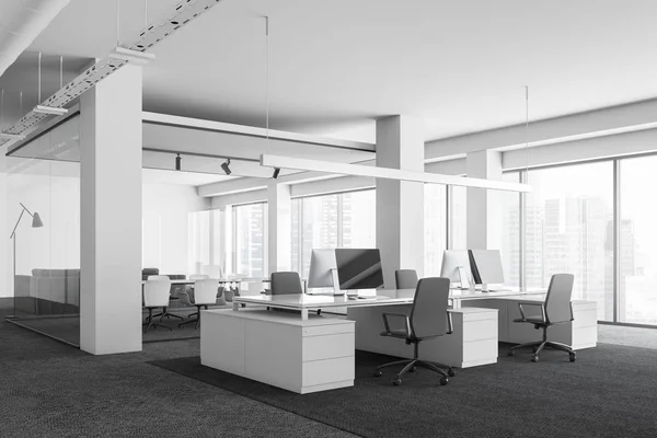 Kontorhjørne av hvitt panoramisk materiale med søyler – stockfoto