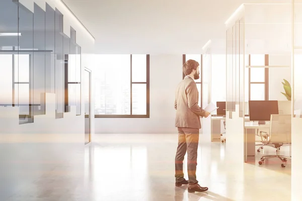 Чоловік у білому та скляному офісному лобі відкритого простору — стокове фото