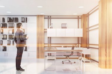 Adam beyaz şerit yöneticisi Office