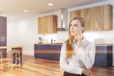 Kadın mavi mutfak tezgahı ile mutfak köşesi