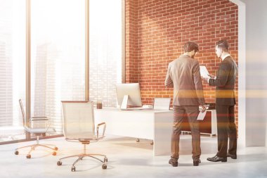 İnsanlar tuğla müdür ofis köşesinde