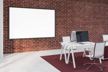 Beyaz tahta ile tuğla ofis