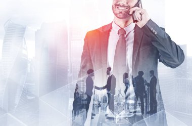 Telefon ve takım sisli City gülümseyen adam