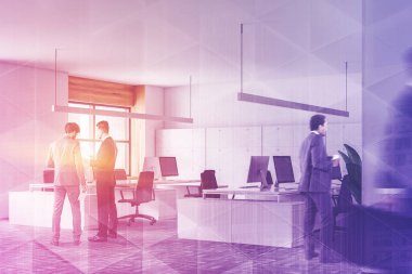 İnsanlar beyaz ve ahşap ofis köşesinde