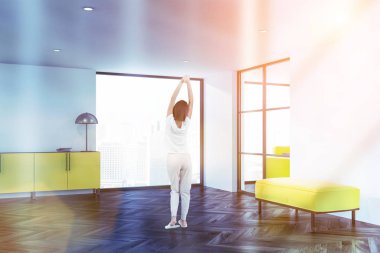 Kadın sarı kabin loft oturma odasında