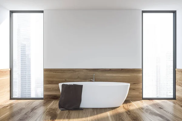 Bílé a dřevěné podkroví koupelna s vanou — Stock fotografie