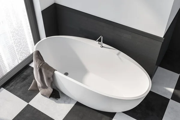 Vista superior de la bañera en baño blanco y gris —  Fotos de Stock