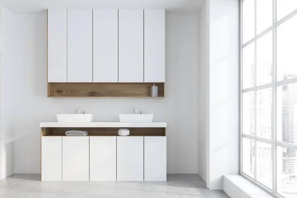 Witte en houten badkamer met dubbele wastafel — Stockfoto