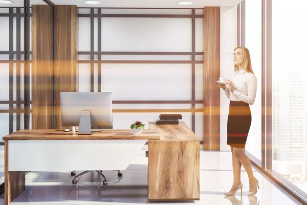 Женщина в панорамном интерьере офиса менеджера — стоковое фото