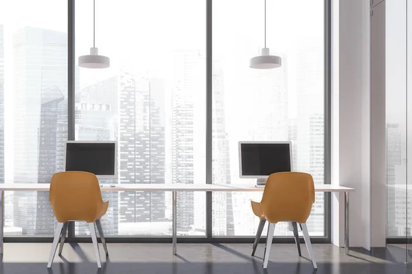 Панорамный офис с желтыми стульями — стоковое фото
