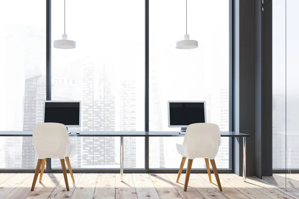 Oficina panorámica con sillas blancas — Foto de Stock