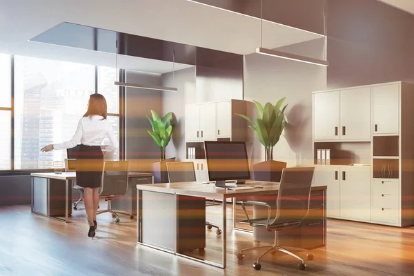 Kvinne i grått og svart, åpent rom, kontorhjørne – stockfoto