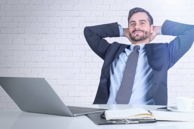 Tablo, tuğla duvar, rahat iş adamı