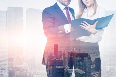 Erkek ve kadın şehir, iş alanındaki klasörle