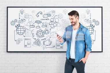 Adam akıllı telefon iş planı beyaz tahta bakan