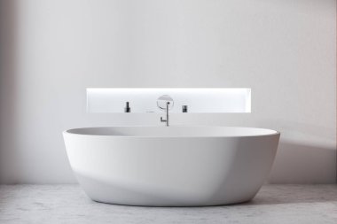 Minimalist beyaz banyo küvet ve raf