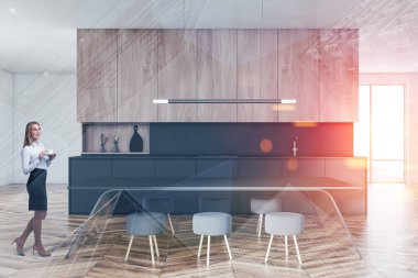 Kadın gri mutfak tezgahı ve tablo ile mutfakta