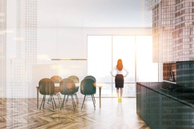 Kadın uzun tablo ile gri mutfak tezgahı mutfakta