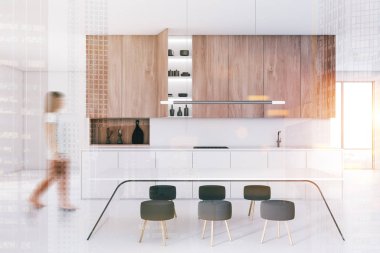 Kadın beyaz mutfak tezgahı ve tablo ile mutfakta