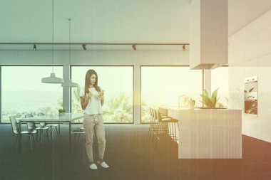 Beyaz mutfak, bar ve tablo, kadın yan görünüm