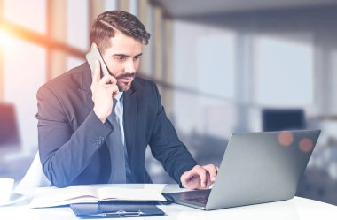 Sakin işadamı ofiste dizüstü bilgisayar ile çalışma