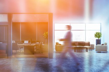 Gri müdür ofis bekleme odası ile adam