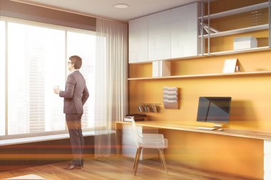 Sarı ve gri ev ofis pencere ile adam