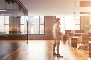 Adam gri ve cam açık alan Office iç