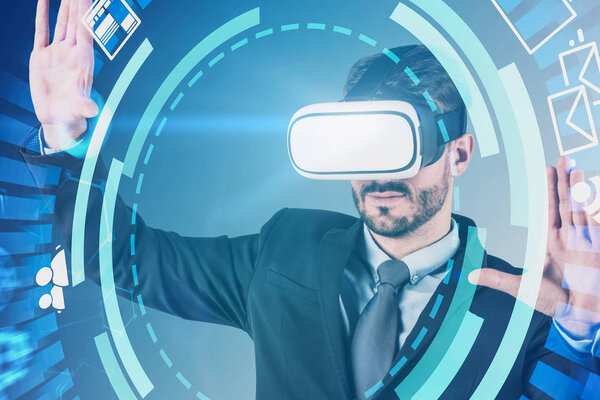 Бизнесмен в очках VR, Hud интерфейс
