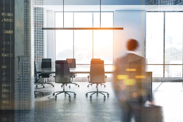 Homem em branco e concreto sala de reuniões interior — Fotografia de Stock