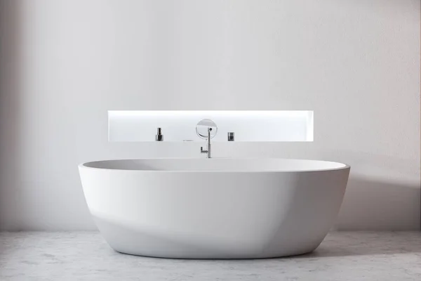 Salle de bain blanche minimaliste avec baignoire et étagère — Photo