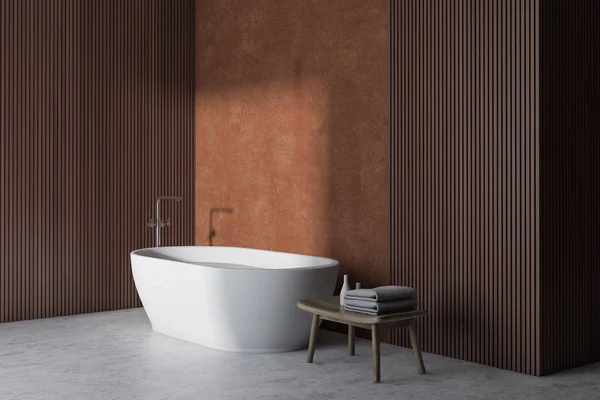 Coin salle de bain beige, baignoire et chaise — Photo