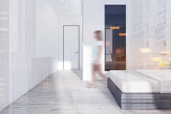 Zijaanzicht van wit slaapkamer met deur, vrouw — Stockfoto