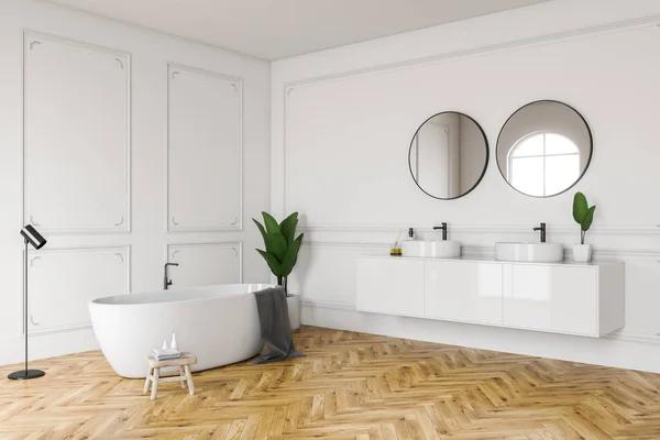 Beyaz banyo köşesi, küvet ve lavabo — Stok fotoğraf