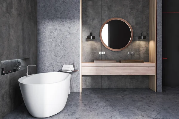 Zijaanzicht van concrete badkamer, badkuip en wastafel — Stockfoto