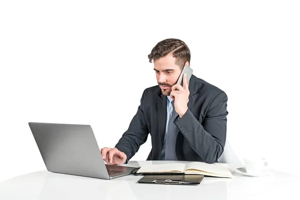 Hombre de negocios tranquilo trabajando con el ordenador portátil, aislado — Foto de Stock