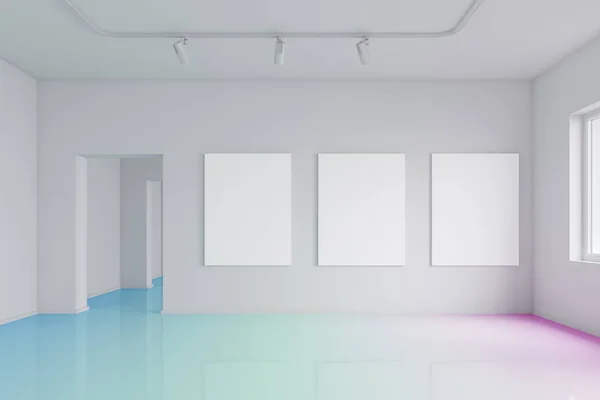 Galerie vide avec trois affiches — Photo