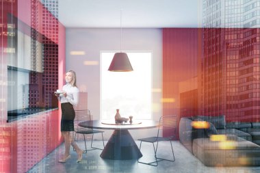 Kahve stüdyo dairede kadınla