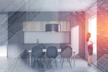 Tablo ile modern mutfak kadında